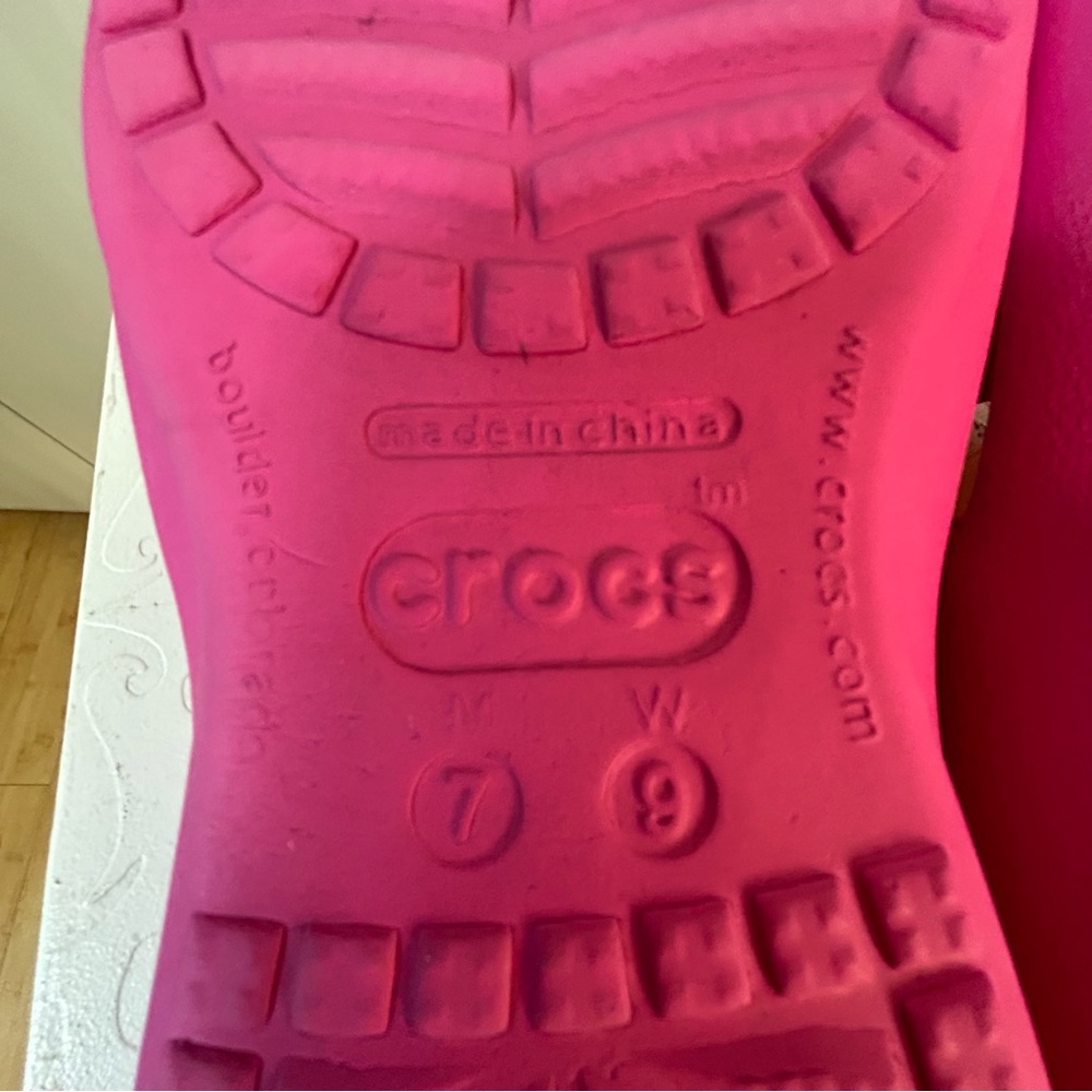 NWOT CROCS Athens Disney Pink Orange flip-flop sandals Ladies Size 9 (Men’s 7) - Picture 5 of 8